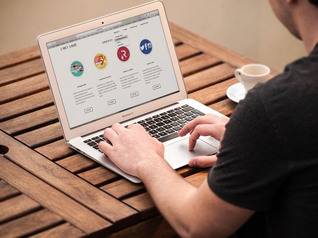 <h2 class="p1">Trabalhe como freelancer em design de experiência de qualquer lugar</h2>